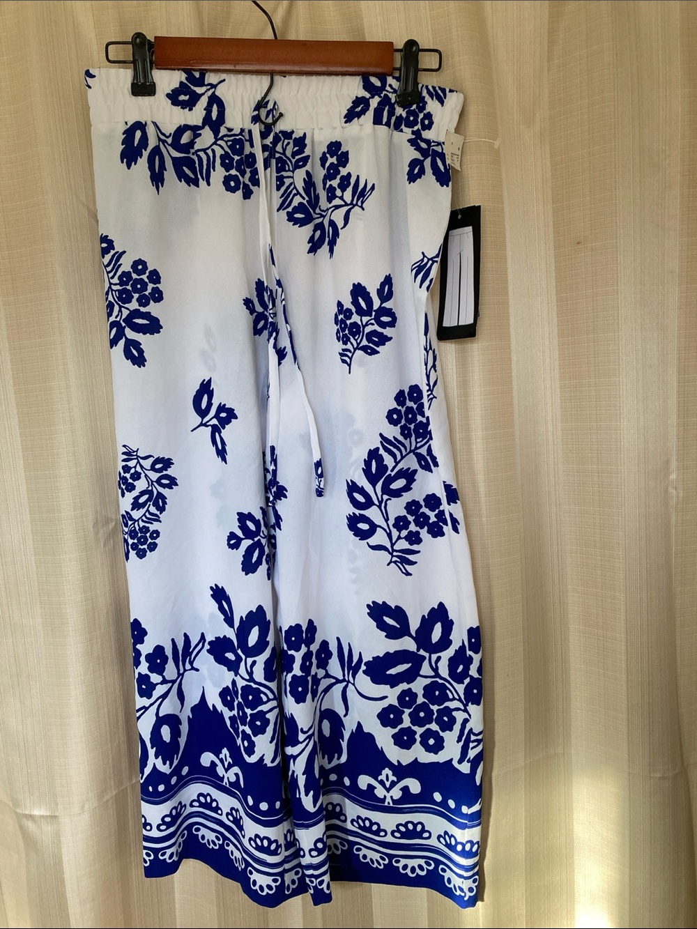 Women’s Wide-Leg Floral Pull-On Pants in Blue and White